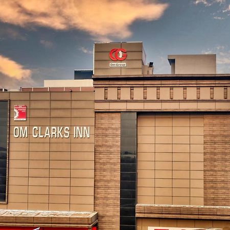 Om Clarks Inn Raebareli Ngoại thất bức ảnh