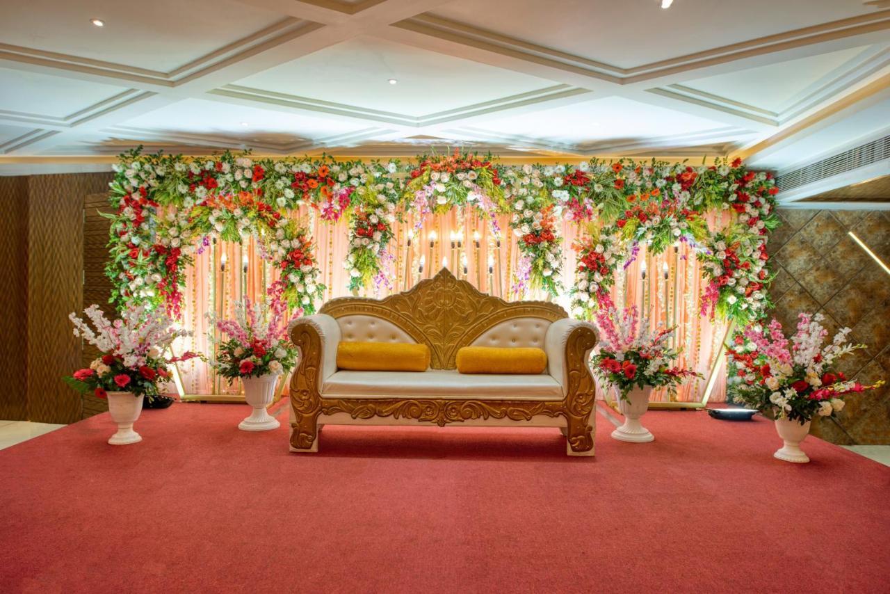 Om Clarks Inn Raebareli Ngoại thất bức ảnh