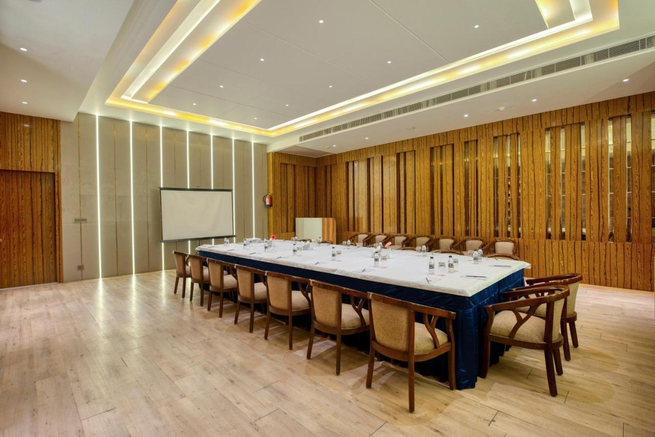 Om Clarks Inn Raebareli Ngoại thất bức ảnh