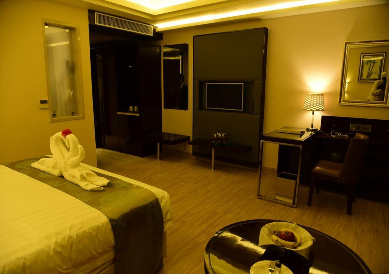 Om Clarks Inn Raebareli Ngoại thất bức ảnh