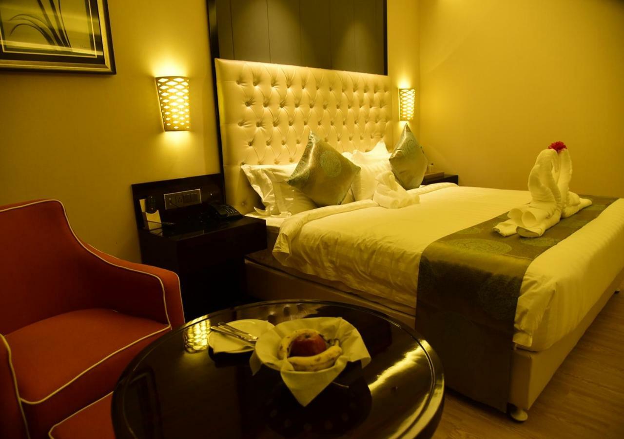 Om Clarks Inn Raebareli Ngoại thất bức ảnh