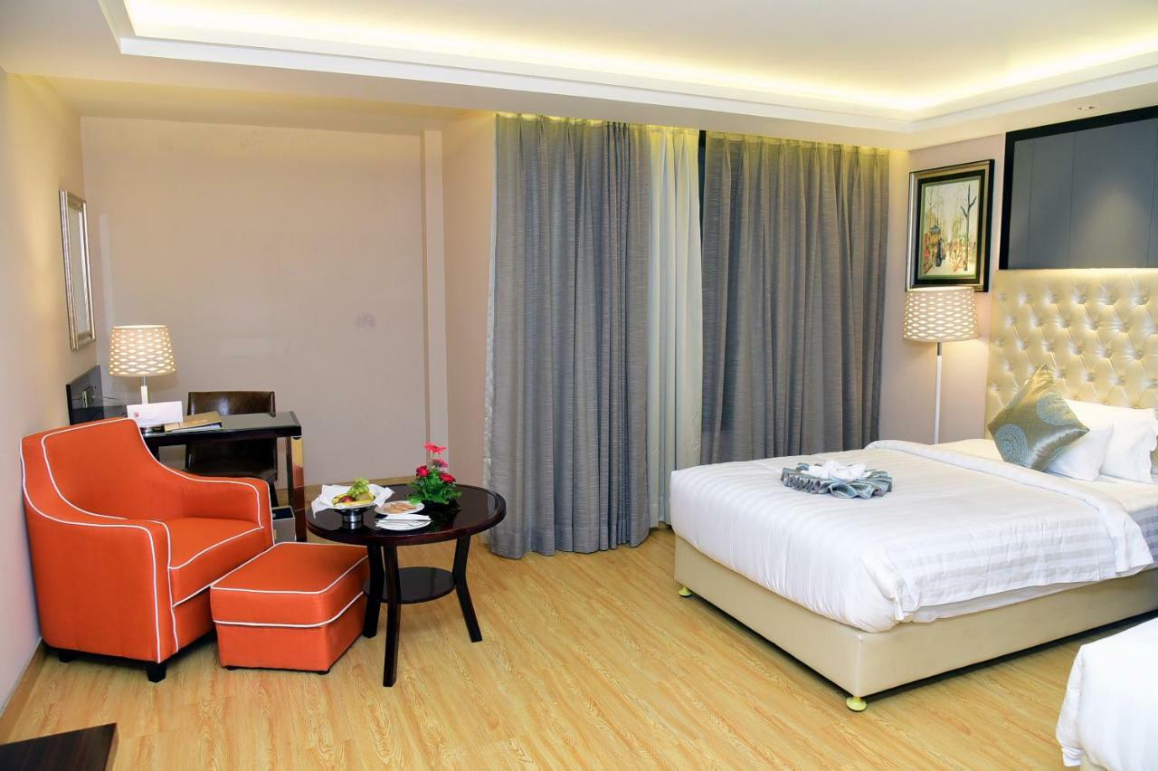 Om Clarks Inn Raebareli Ngoại thất bức ảnh