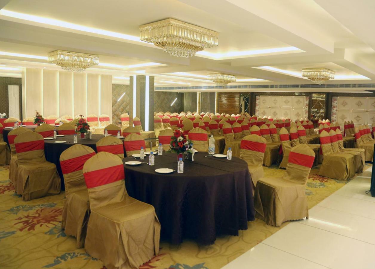Om Clarks Inn Raebareli Ngoại thất bức ảnh