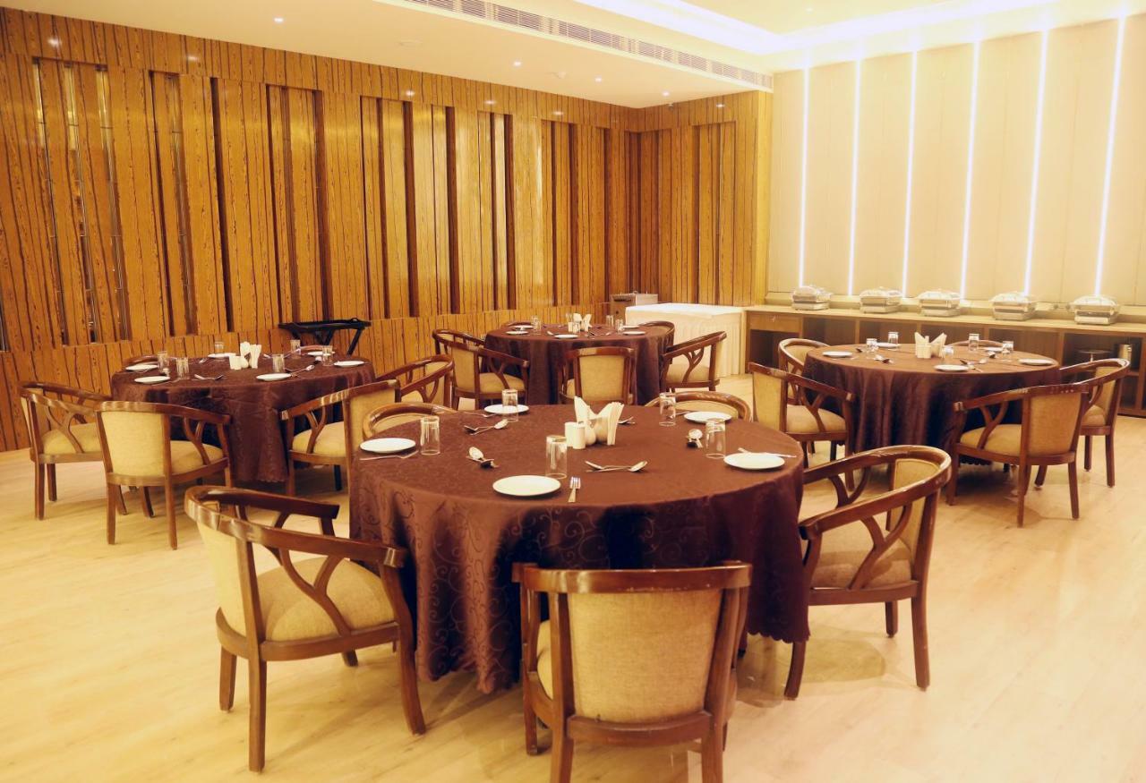 Om Clarks Inn Raebareli Ngoại thất bức ảnh