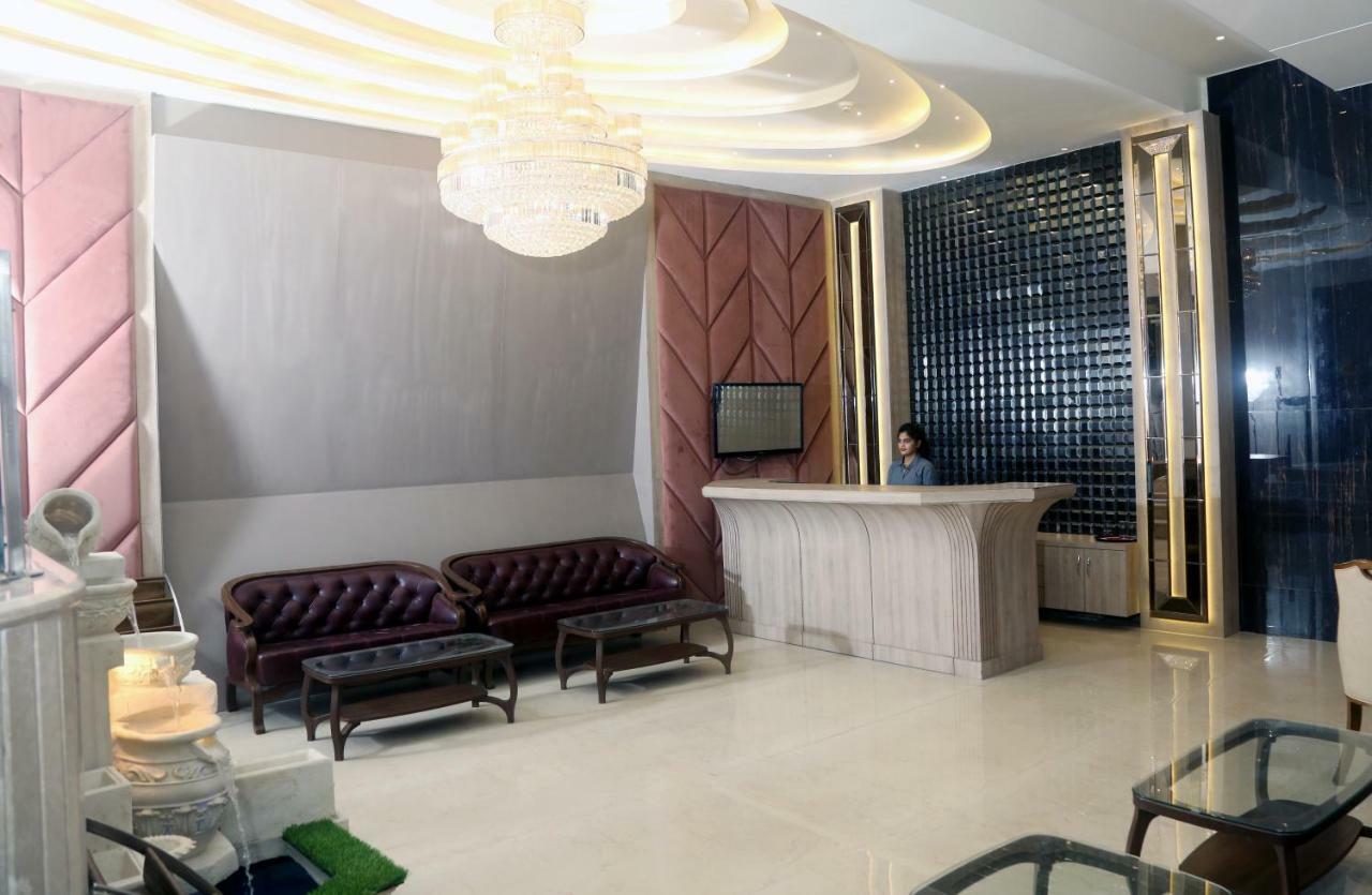 Om Clarks Inn Raebareli Ngoại thất bức ảnh