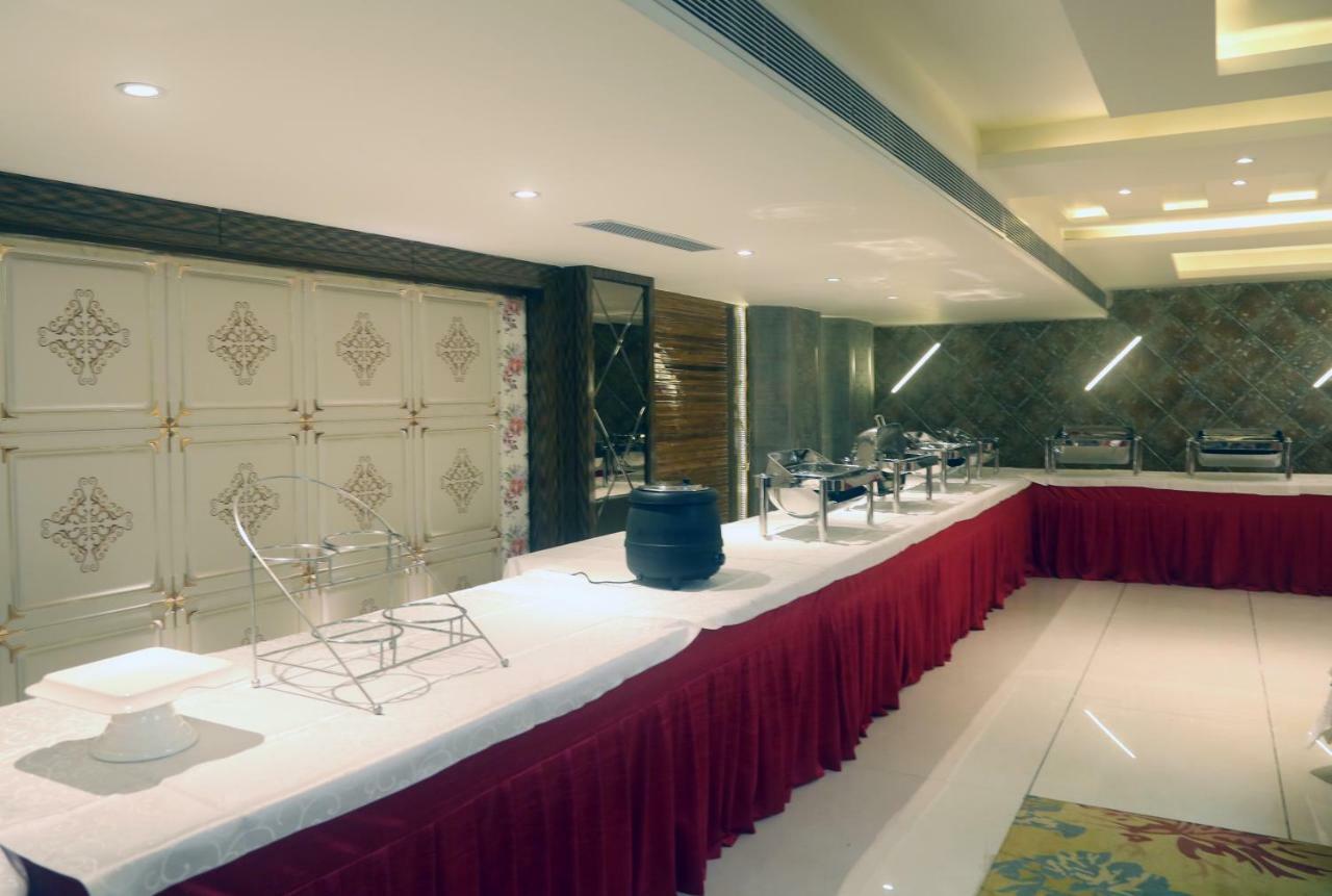 Om Clarks Inn Raebareli Ngoại thất bức ảnh